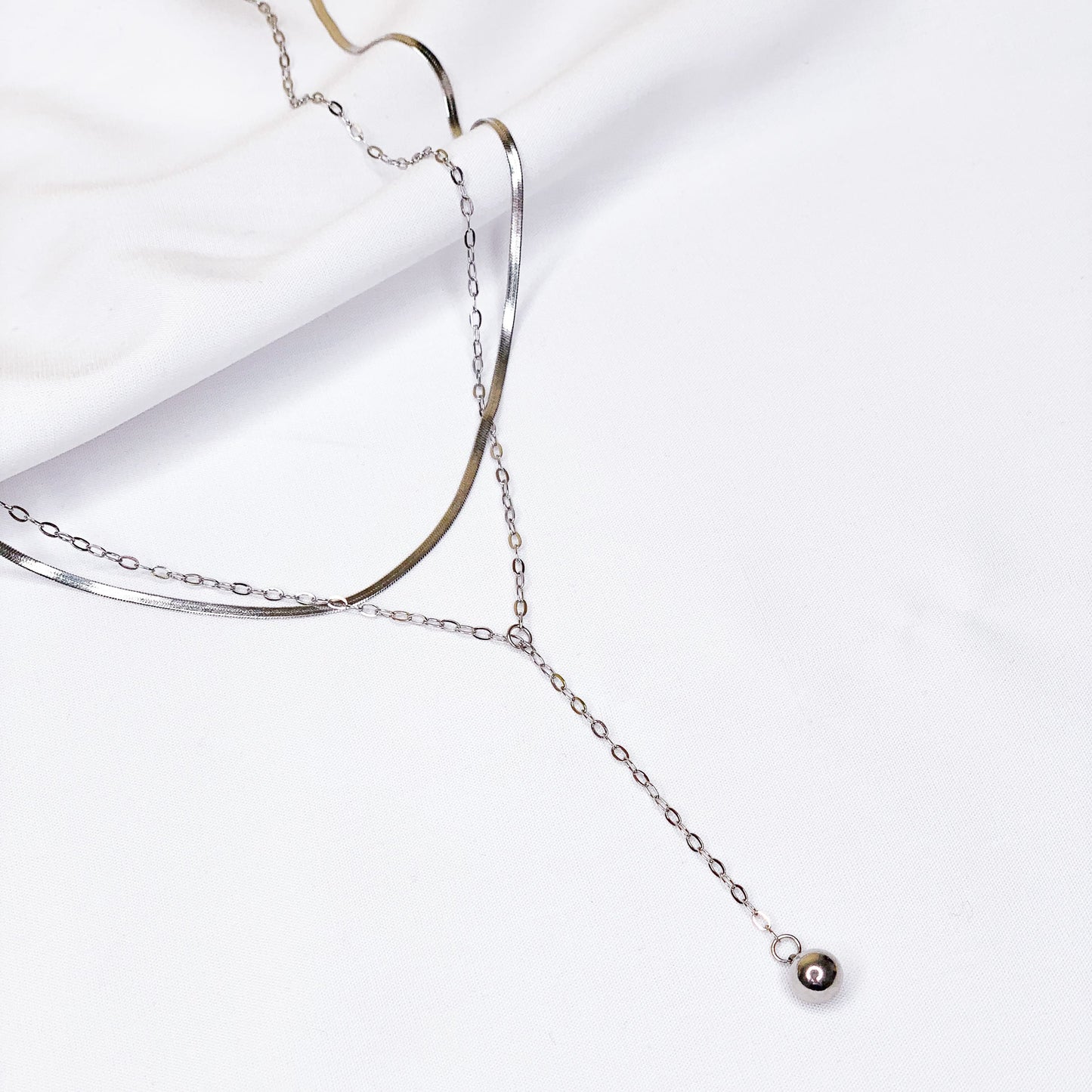Chain ball pendant necklace